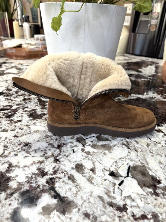 UGG Abree Short II Classic Luxe Boot, Size 6 - Picture 8 of 11